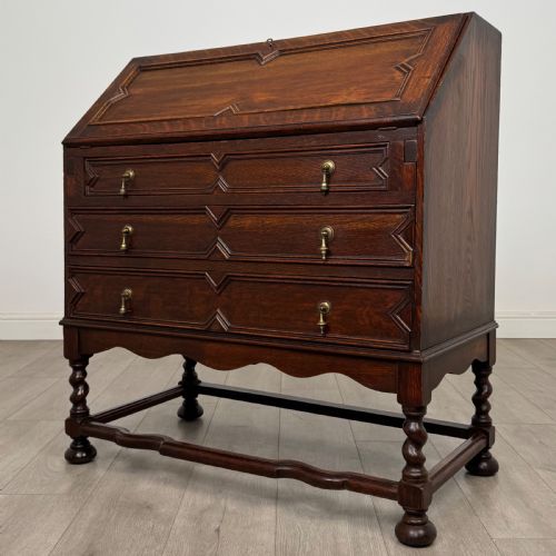 ANTIQUE 20TH CENTURY JACOBEAN STYLE BUREAU IN OAK - ADDITIONAL PHOTO 2