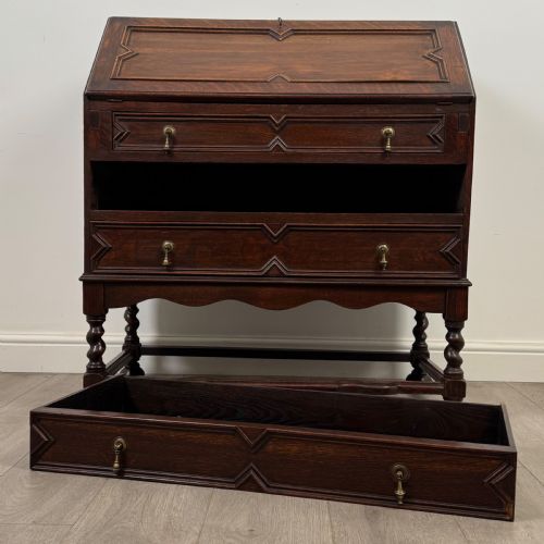 ANTIQUE 20TH CENTURY JACOBEAN STYLE BUREAU IN OAK - ADDITIONAL PHOTO 10