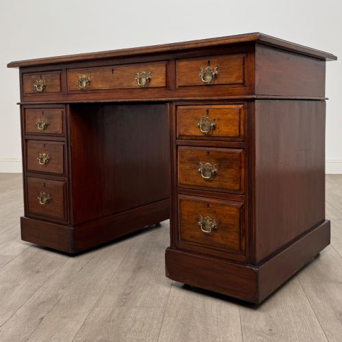 ANTIQUE 20TH CENTURY LEATHER TOP PEDESTAL DESK IN WALNUT - ADDITIONAL PHOTO 1