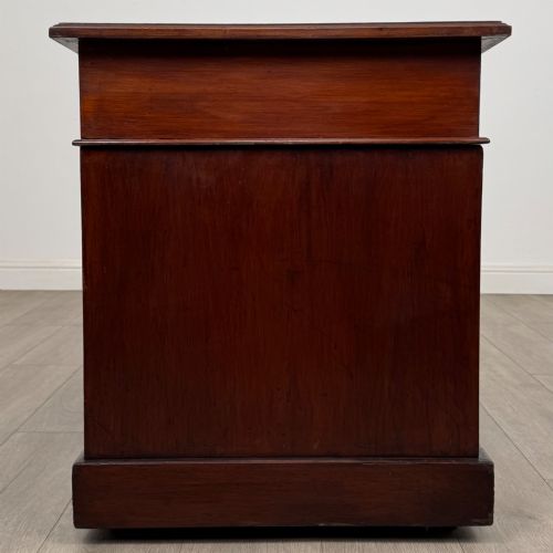 ANTIQUE 20TH CENTURY LEATHER TOP PEDESTAL DESK IN WALNUT - ADDITIONAL PHOTO 2