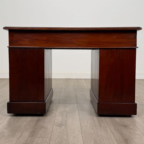 ANTIQUE 20TH CENTURY LEATHER TOP PEDESTAL DESK IN WALNUT - ADDITIONAL PHOTO 4