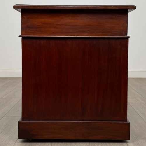 ANTIQUE 20TH CENTURY LEATHER TOP PEDESTAL DESK IN WALNUT - ADDITIONAL PHOTO 6