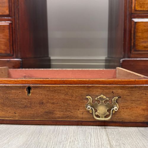 ANTIQUE 20TH CENTURY LEATHER TOP PEDESTAL DESK IN WALNUT - ADDITIONAL PHOTO 10
