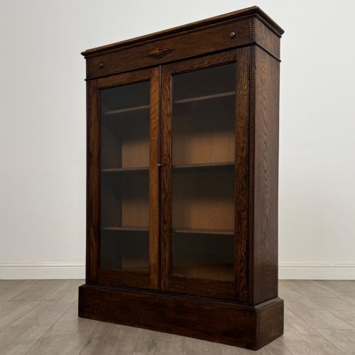 ANTIQUE 20TH CENTURY JACOBEAN STYLE DISPLAY CABINET IN OAK - ADDITIONAL PHOTO 2