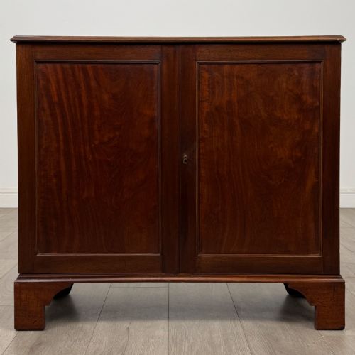 antique 18th century small georgian cabinet in mahogany - CATEGORY: ANTIQUE CABINETS - DATED GEORGIAN