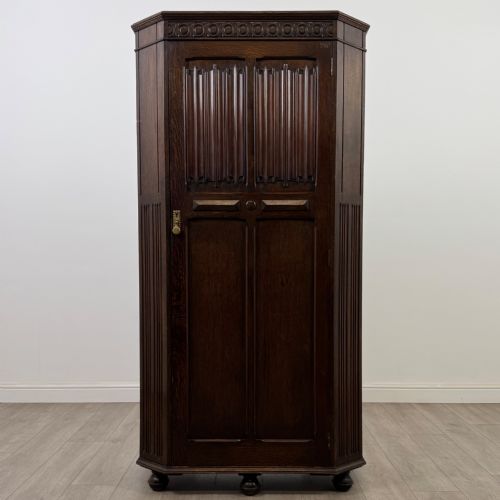 ANTIQUE 20TH CENTURY LINENFOLD WARDROBE IN OAK