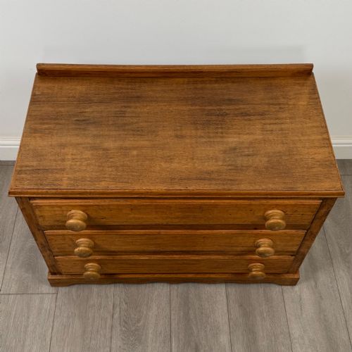 ANTIQUE 20TH CENTURY LOW CHEST OF DRAWERS IN OAK - ADDITIONAL PHOTO 8