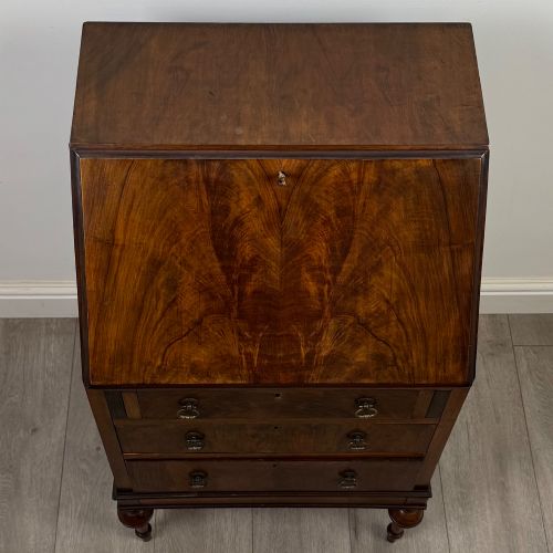 ANTIQUE 20TH CENTURY FIGURED WALNUT BUREAU - ADDITIONAL PHOTO 9