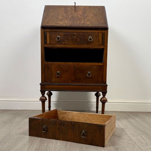 ANTIQUE 20TH CENTURY FIGURED WALNUT BUREAU - ADDITIONAL PHOTO 11