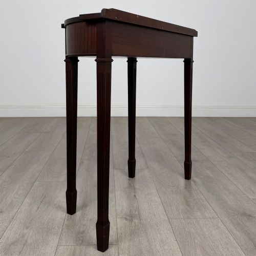 ANTIQUE 20TH CENTURY SMALL SERPENTINE SIDE TABLE IN MAHOGANY - ADDITIONAL PHOTO 3