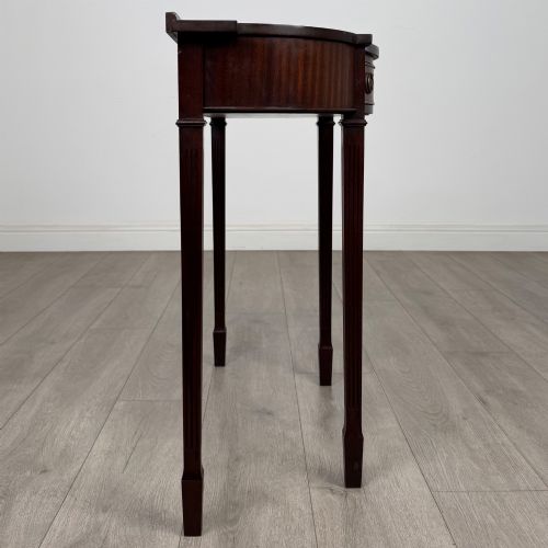 ANTIQUE 20TH CENTURY SMALL SERPENTINE SIDE TABLE IN MAHOGANY - ADDITIONAL PHOTO 6