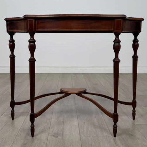 ANTIQUE 20TH CENTURY SERPENTINE SIDE TABLE IN MAHOGANY