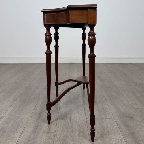 ANTIQUE 20TH CENTURY SERPENTINE SIDE TABLE IN MAHOGANY - ADDITIONAL PHOTO 2