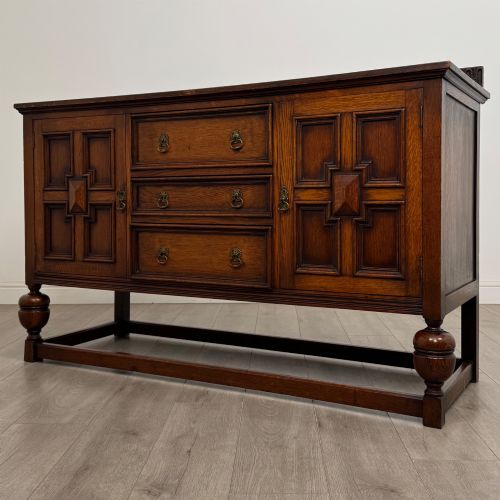 ANTIQUE 20TH CENTURY JACOBEAN STYLE SIDEBOARD IN OAK - ADDITIONAL PHOTO 2
