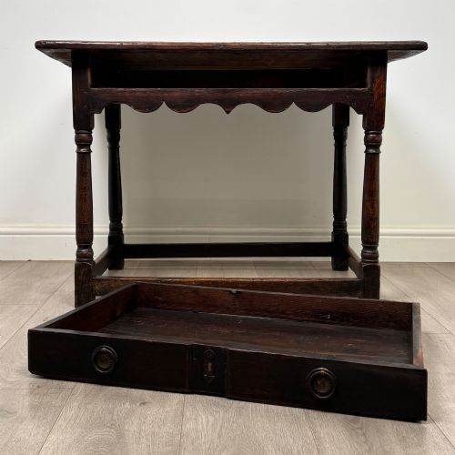 ANTIQUE 18TH CENTURY GEORGIAN SIDE TABLE IN OAK - ADDITIONAL PHOTO 9