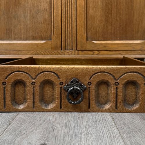 ANTIQUE 20TH CENTURY SMALL GOLDEN OAK COURT CUPBOARD - ADDITIONAL PHOTO 11