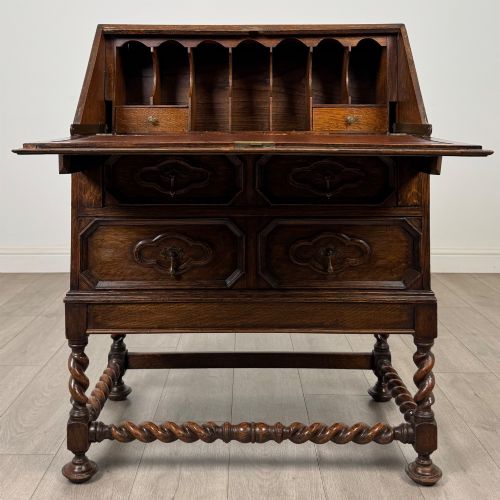 ANTIQUE 20TH CENTURY JACOBEAN STYLE BUREAU IN OAK - ADDITIONAL PHOTO 1