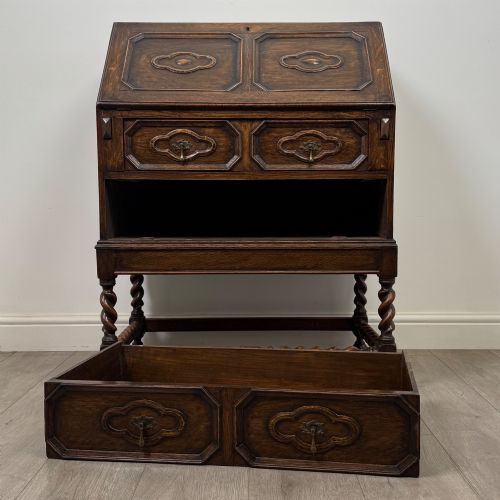 ANTIQUE 20TH CENTURY JACOBEAN STYLE BUREAU IN OAK - ADDITIONAL PHOTO 11