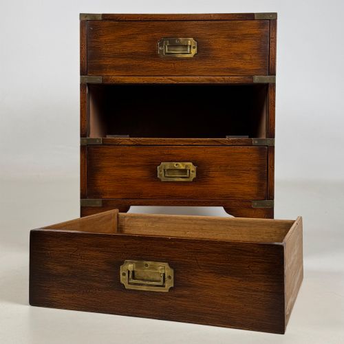 ANTIQUE 20TH CENTURY SMALL CAMPAIGN STYLE CHEST OF DRAWERS - ADDITIONAL PHOTO 9