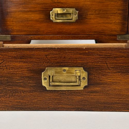 ANTIQUE 20TH CENTURY SMALL CAMPAIGN STYLE CHEST OF DRAWERS - ADDITIONAL PHOTO 10