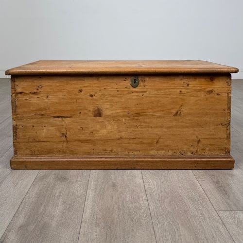 ANTIQUE 19TH CENTURY VICTORIAN BLANKET BOX IN PINE