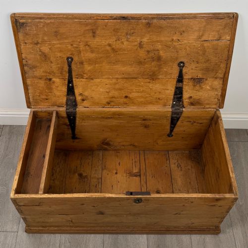 ANTIQUE 19TH CENTURY VICTORIAN BLANKET BOX IN PINE - ADDITIONAL PHOTO 9