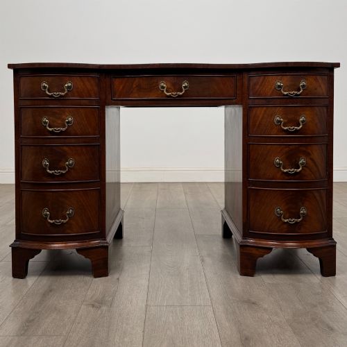 ANTIQUE 20TH CENTURY SERPENTINE KNEEHOLE DESK IN MAHOGANY