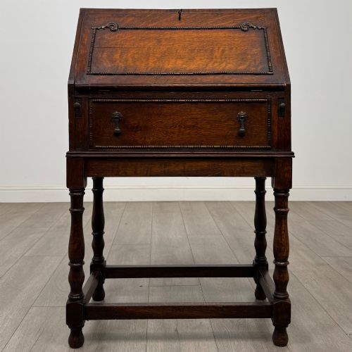 ANTIQUE 20TH CENTURY JACOBEAN STYLE BUREAU IN OAK