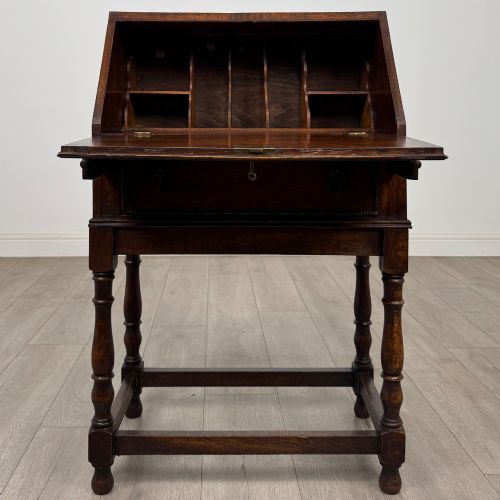ANTIQUE 20TH CENTURY JACOBEAN STYLE BUREAU IN OAK - ADDITIONAL PHOTO 1