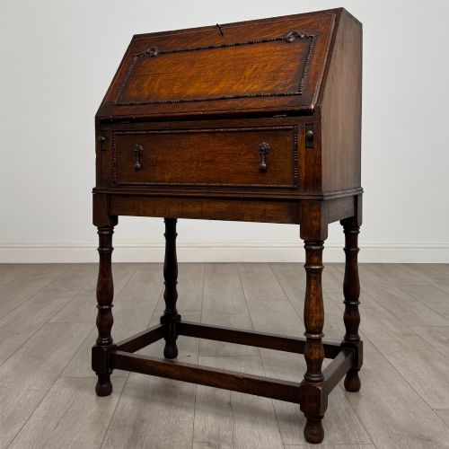 ANTIQUE 20TH CENTURY JACOBEAN STYLE BUREAU IN OAK - ADDITIONAL PHOTO 2