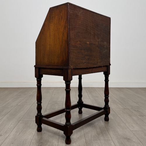 ANTIQUE 20TH CENTURY JACOBEAN STYLE BUREAU IN OAK - ADDITIONAL PHOTO 4