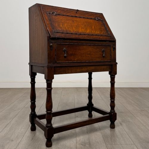 ANTIQUE 20TH CENTURY JACOBEAN STYLE BUREAU IN OAK - ADDITIONAL PHOTO 8