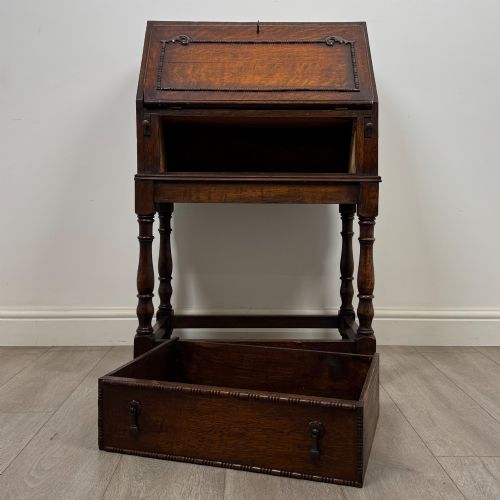 ANTIQUE 20TH CENTURY JACOBEAN STYLE BUREAU IN OAK - ADDITIONAL PHOTO 11