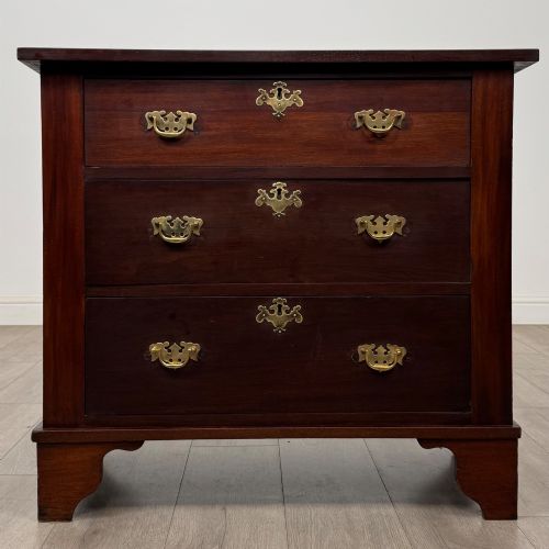 antique 18th century small georgian chest of drawers - CATEGORY: ANTIQUE CHEST OF DRAWERS - DATED GEORGIAN