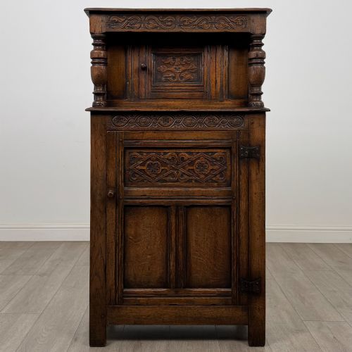 ANTIQUE 20TH CENTURY NARROW COURT CUPBOARD IN OAK