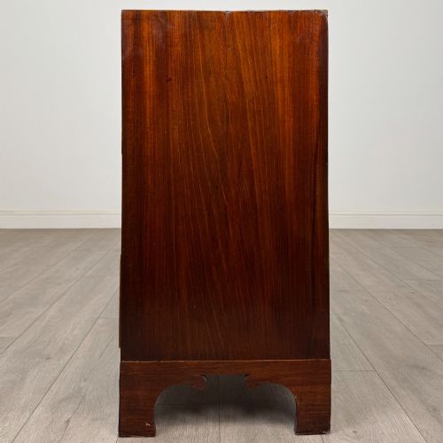 ANTIQUE 18TH CENTURY SMALL GEORGIAN CHEST OF DRAWERS IN MAHOGANY - ADDITIONAL PHOTO 2