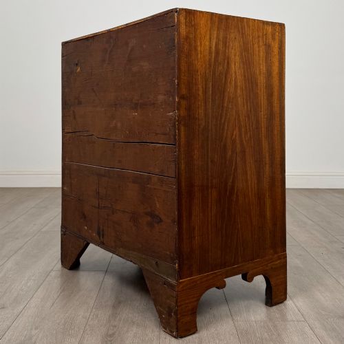 ANTIQUE 18TH CENTURY SMALL GEORGIAN CHEST OF DRAWERS IN MAHOGANY - ADDITIONAL PHOTO 5