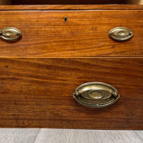 ANTIQUE 18TH CENTURY SMALL GEORGIAN CHEST OF DRAWERS IN MAHOGANY - ADDITIONAL PHOTO 10
