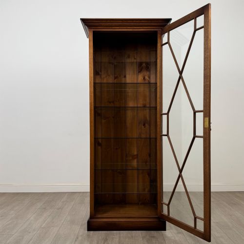 ANTIQUE 20TH CENTURY GLAZED DISPLAY CABINET IN OAK - ADDITIONAL PHOTO 2