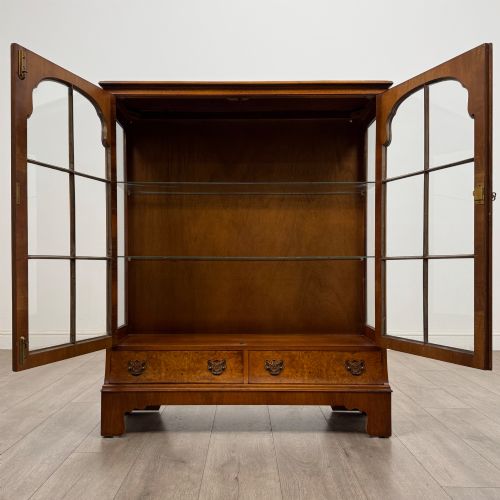 ANTIQUE 20TH CENTURY DISPLAY CABINET IN BURR WALNUT - ADDITIONAL PHOTO 1