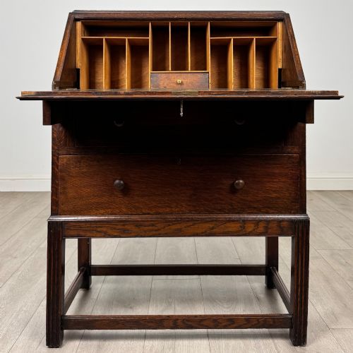 ANTIQUE 20TH CENTURY JACOBEAN STYLE BUREAU IN OAK - ADDITIONAL PHOTO 1