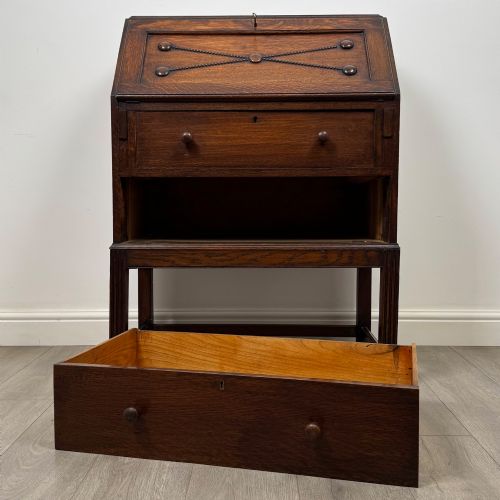 ANTIQUE 20TH CENTURY JACOBEAN STYLE BUREAU IN OAK - ADDITIONAL PHOTO 11