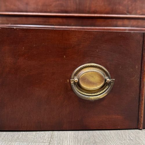 ANTIQUE 20TH CENTURY BOW FRONT CHEST OF DRAWERS IN MAHOGANY - ADDITIONAL PHOTO 10