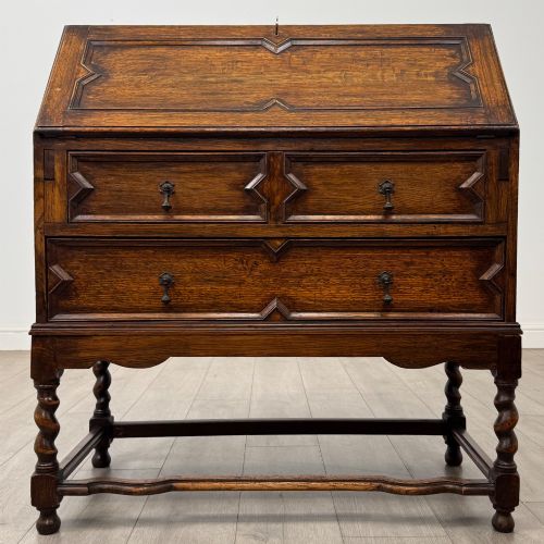 ANTIQUE 20TH CENTURY JACOBEAN STYLE BUREAU IN OAK