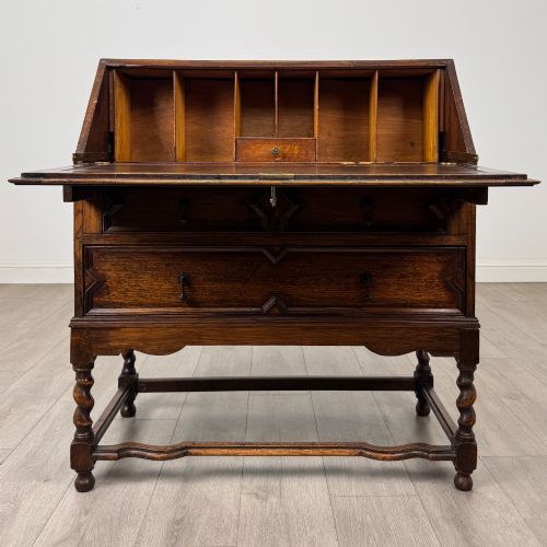 ANTIQUE 20TH CENTURY JACOBEAN STYLE BUREAU IN OAK - ADDITIONAL PHOTO 1