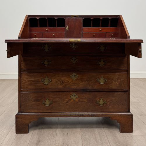 ANTIQUE 18TH CENTURY GEORGIAN BUREAU IN FIGURED MAHOGANY - ADDITIONAL PHOTO 1