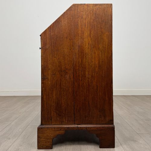 ANTIQUE 18TH CENTURY GEORGIAN BUREAU IN FIGURED MAHOGANY - ADDITIONAL PHOTO 3