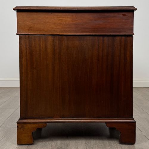 ANTIQUE 20TH CENTURY LEATHER TOP PEDESTAL DESK IN MAHOGANY - ADDITIONAL PHOTO 2