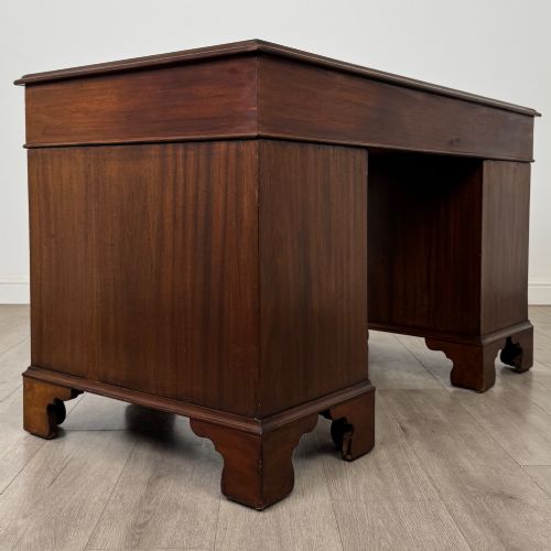 ANTIQUE 20TH CENTURY LEATHER TOP PEDESTAL DESK IN MAHOGANY - ADDITIONAL PHOTO 3