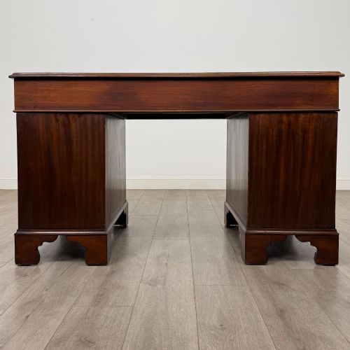 ANTIQUE 20TH CENTURY LEATHER TOP PEDESTAL DESK IN MAHOGANY - ADDITIONAL PHOTO 4